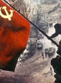 Ikonické foto z konce války: vztyčení vlajky SSSR nad Reichstagem