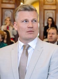 Europoslanec Filip Turek z Motoristů sobě (vlevo) a bývalý prezident Václav Klaus