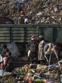 Afriku zaplavuje z Evropy dovezený textil mitumba. Každý třídí jiný typ materiálu