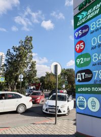 Nedostatek pohonných hmot v ruském Simferopolu