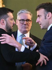 Ukrajinský prezident Volodymyr Zelenskyj, prezident Francie Emmanuel Macron a britský premiér Keir Starmer na summitu v Londýně