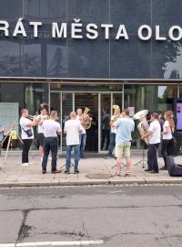 Protesty filharmoniků před budovou olomouckého magistrátu