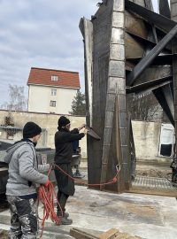 Sochař Jan Dostál a jeho tým začali v Hranicích se stavbou kovové plastiky čápa