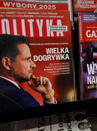 Obálky časopisů s Rafalem Trzaskowským a Karolem Nawrockým