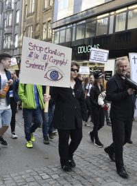 Demonstrace odpůrců směrnice.