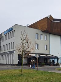 Zimní stadion v Uherském Hradišti, který byl postavený v 70. letech minulého století, je ve špatném technickém stavu.