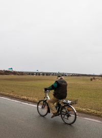 Na poli u Opatovic nad Labem má vzniknout nová průmyslová hala vysoká 16,5 metru. Někteří obyvatelé s tím nesouhlasí