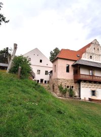 Tvrz v Mladějovicích na Strakonicku, kterou zachránila a oživila rodina Durychových