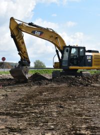 Archeologický dohled během zemních prací na výzkumu trasy dálnice D35 u Čistěvsi