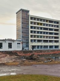 Proměna Lineckého předměstí v Českých Budějovicích začala demolicí panelového domu na křižovatce ulic Mánesova a Boženy Němcové