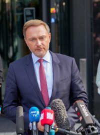 Lídr FDP Christian Lindner a předsedové Zelených Annalena Baerbocková s Robertem Habeckem