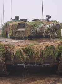 Na Doupově se poprvé testují tanky Leopard 2A4