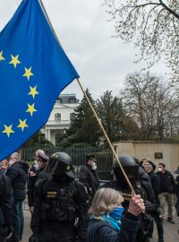 Demonstrace před ruskou ambasádou v Praze.