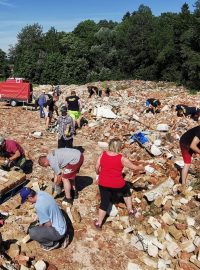 Na Moravu chtějí starostové z Frýdlantska v nejbližších dnech poslat dva kamiony, jeden s cihlami a druhý s dalším sesbíraným materiálem.