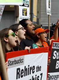 Demonstranti v New Yorku podpořili odbory Amazonu a Starbucks