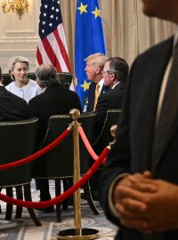 Ursula von der Leyenová jedná s Donaldem Trumpem o clech