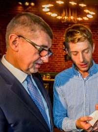 Zavádění EET v roce 2016. Tehdejší ministr Andrej Babiš (ANO) na kontrole účtenek