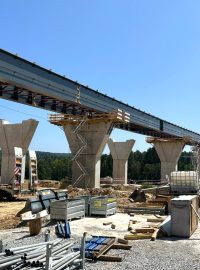Stavba mostu na dálnici D3