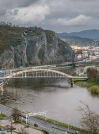 Pohled na most Dr. Edvarda Beneše z Větruše postavený v roce 1936. Rozpětí mezi oběma mostními pilíři přes Labe činí 123,60 m, což byla tehdy největší vzdálenost u mostních konstrukcí v celém Československu