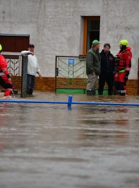 Dobrovolní hasiči v Hrochově Týnci pomáhají místním