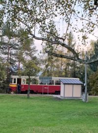 Motoráček na tzv. Kozí dráze v obnovené stanici Krupka