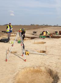 Archeologové u Vlčnova na Chrudimsku odhalili rozsáhlé naleziště pravěké vesnice