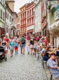 Turisté v centru Českého Krumlova