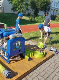 Trénink mladých hasičů v požárním sportu