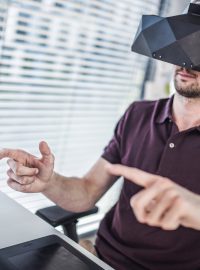 Virtuální brýle XTAL se ovládají pomocí tzv. hand trackingu a také prostřednictvím hlasových povelů.