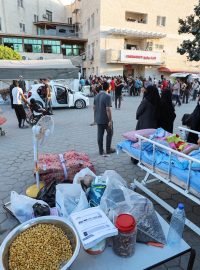 Palestinští pacienti prchají z nemocnice al-Aksá v Deir Balahu