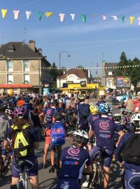 Jezdci před startem sedmé etapy Tour de France v Fougére do Chartre.