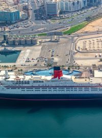 Druhá z lodí pokřtěných jako HMS Queen Elizabeth slouží jako hotel v Dubaji