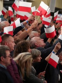 Tusk vs. Kaczyński. O vítězi parlamentních voleb rozhodnou Poláci o víkendu