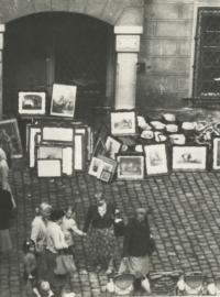 Historická fotografie z burzy v 50. letech 20. století, na které se rozprodával majetek zámku Třeboň