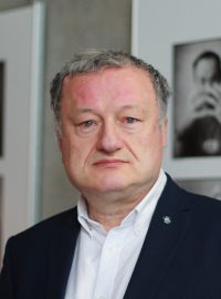 Profesor Jan Konvalinka, ředitel Ústavu organické chemie a biochemie