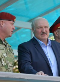 Běloruský prezident Alexandr Lukašenko při návštěvě útvaru vojsk ministerstva vnitra