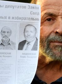 Boris Višněvskij, 65letý člen strany Jabloko, ukazuje dva další kandidáty do voleb, kteří vystupují pod jménem Boris Višněvskij