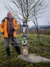 Stanislav Schneedorf obnovuje kříže ze zaniklých šumavských vesnic, na snímku u Želnavy