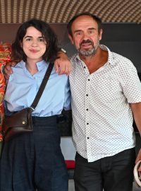 Jan Pokorný si na Mezinárodním filmovém festivalu v Karlových Varech povídal s herečkou Antonií Formanovou a Matějem a Petrem Formanovými.