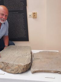 Stupavská falza, na fotografii archeolog Luděk Galuška, vedoucí Centra slovanské archeologie Moravského zemského muzea