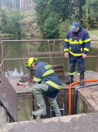 Téměř tři týdny se hasiči snažili uvolnit zarezlé šoupátko na výpusti Kyjovské přehrady u Krásné Lípy