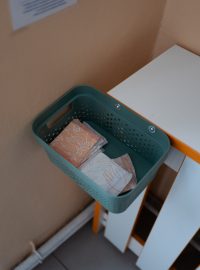 Školy řeší menstruační chudobu vložkami zdarma
