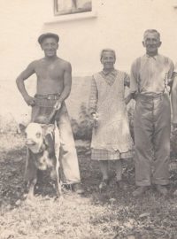 Rodina Vítových. Josef Vít starší ještě za svobodna (první zleva)