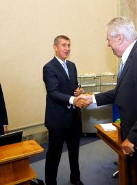 Zleva ministr zahraničí Lubomír Zaorálek, ministr financí Andrej Babiš a prezident Miloš Zeman na zasedání vlády v září 2015