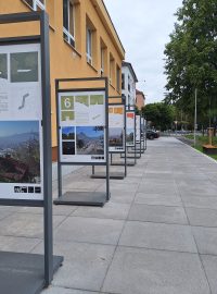 Návrhy nové vyhlídkové plošiny, včetně vítězného, jsou vystaveny v parku před centrální jídelnou v Bílině