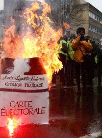 V Nantes několik protestujících zapálilo &quot;voličské karty.&quot;