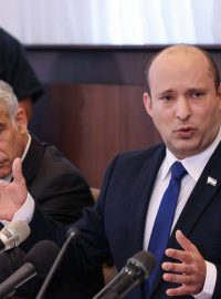 Vpravo izraelský premiér Naftali Benet, uprostřed ministr zahraničí Jair Lapid a vlevo ministr financí Avigdor Lieberman