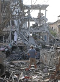 Následky íránského ostřelování Izraele ve městě Ramat Gan nedaleko Tel Avivu (14. 6. 2025)