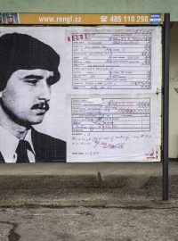 Plakát s fotografií ze spisu Andreje Babiše jako agenta StB