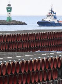 Potrubí v německém Sassnitz-Mukran, které je připravené na dokončení výstavby plynovodu Nord Stream II